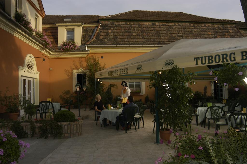 Kaloz Fregatt Panzio & Etterem Hotel Tata Exterior foto