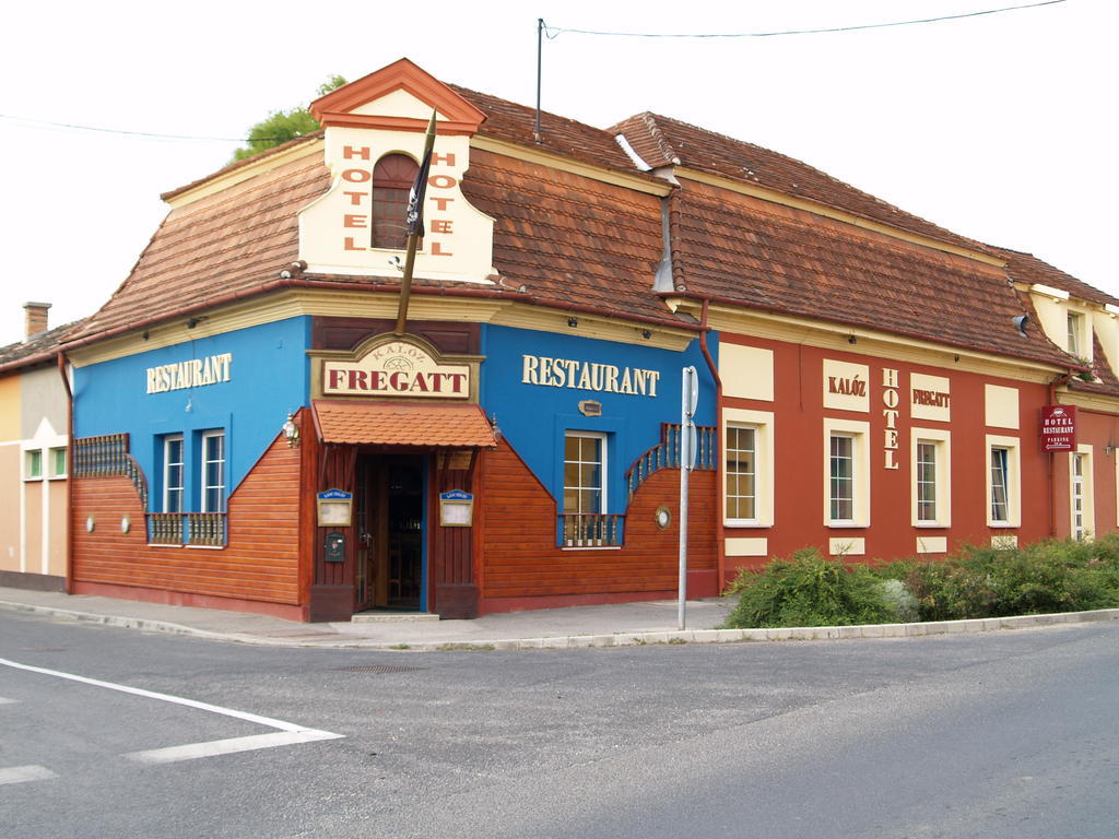 Kaloz Fregatt Panzio & Etterem Hotel Tata Exterior foto