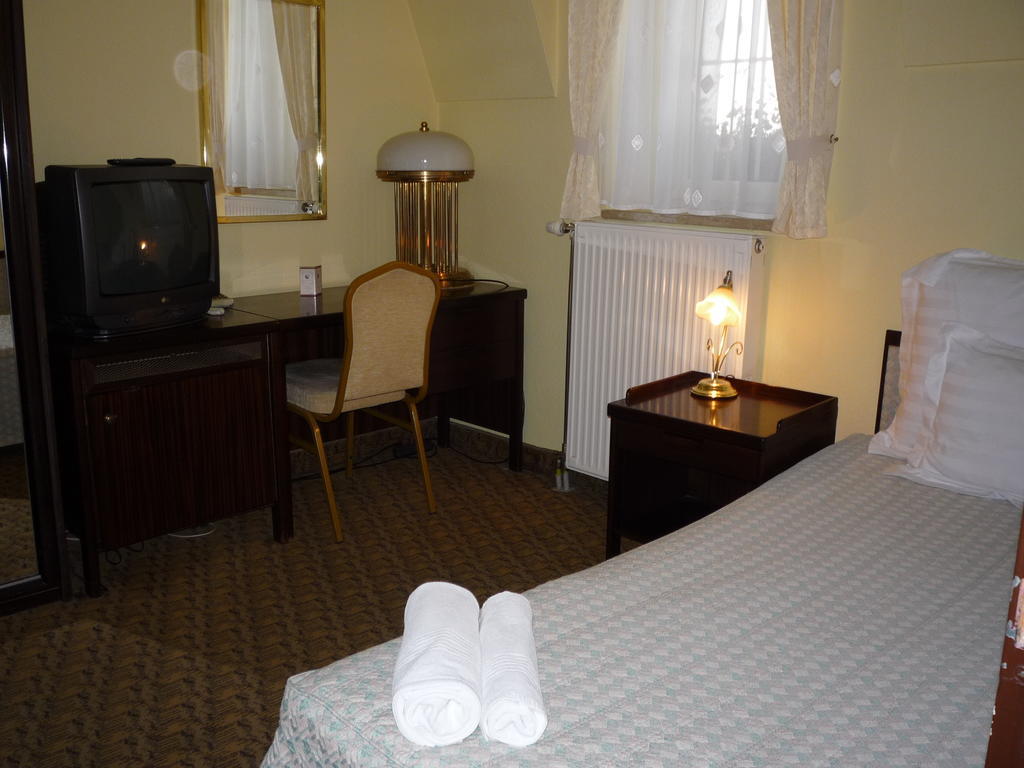 Kaloz Fregatt Panzio & Etterem Hotel Tata Quarto foto