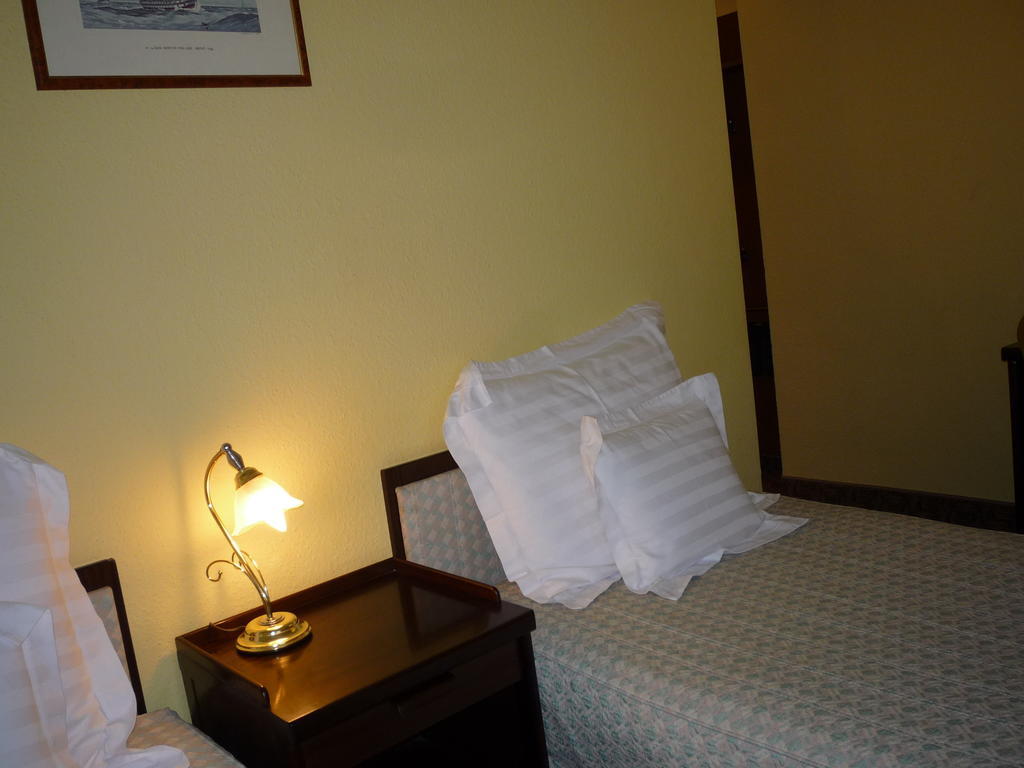 Kaloz Fregatt Panzio & Etterem Hotel Tata Quarto foto