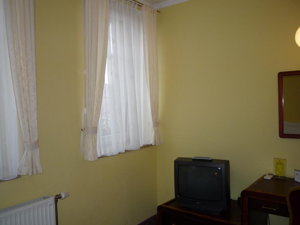 Kaloz Fregatt Panzio & Etterem Hotel Tata Quarto foto